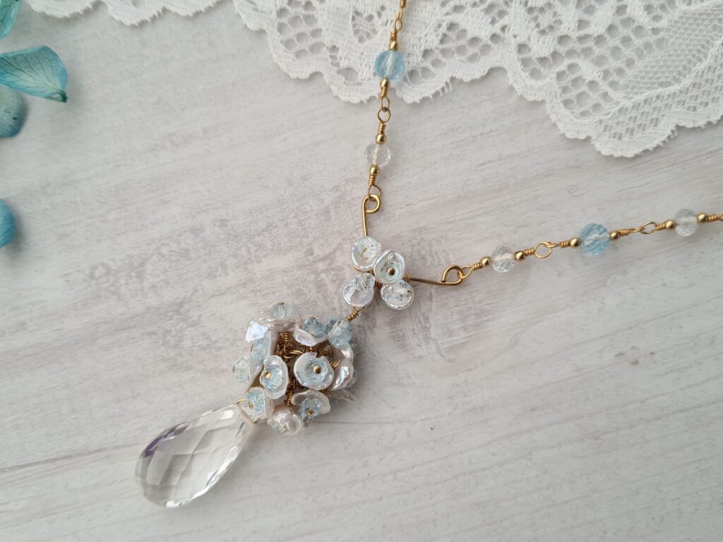 Gemmissime | Collier fait-main avec pendentif en pierres naturelles | Cristal de roche, perles et topaze bleue
