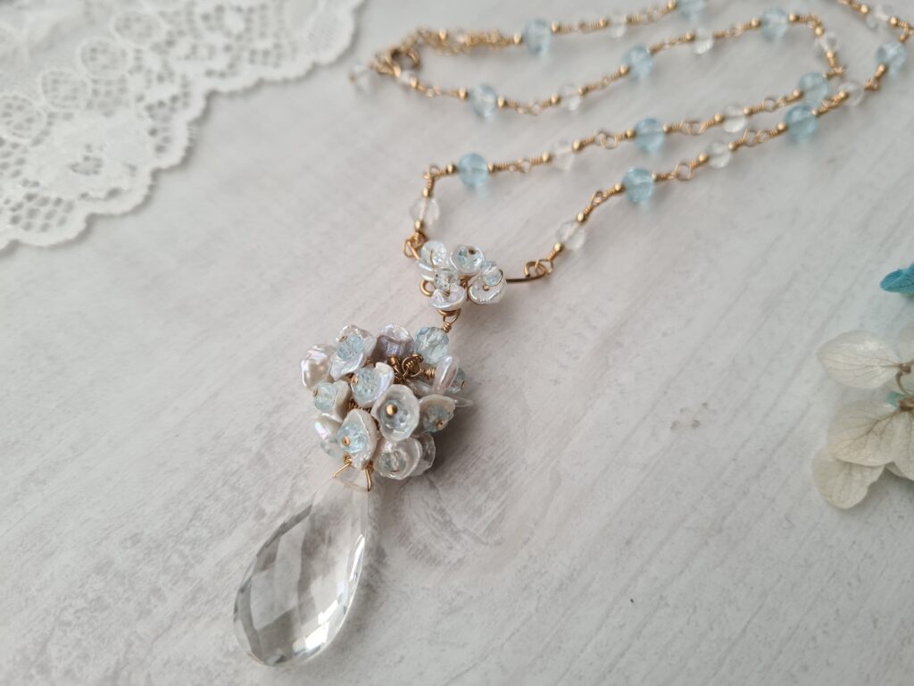 Gemmissime | Collier fait main avec pendentif topaze en pierres naturelles | Cristal de roche, perles et topaze bleue