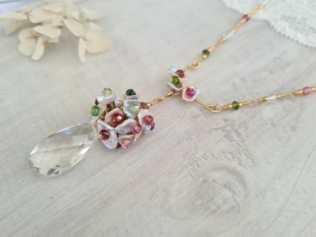 Gemmissime | Collier fait main avec pendentif tourmalineven pierres naturelles | Cristal de roche, perles et tourmalines