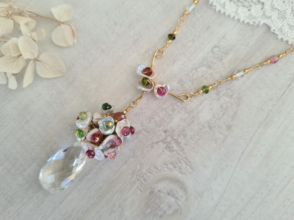 Gemmissime | Collier fait-main avec pendentif en pierres naturelles | Cristal de roche, perles et tourmalines