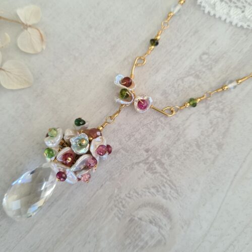 Gemmissime | Collier fait-main avec pendentif en pierres naturelles | Cristal de roche, perles et tourmalines