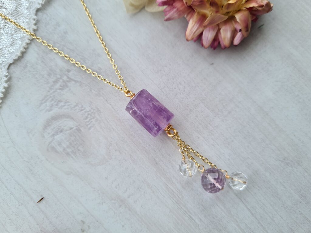Gemmissime | Collier fait-main avec pendentif en pierres naturelles | Améthyste du Brésil et Cristal de roche
