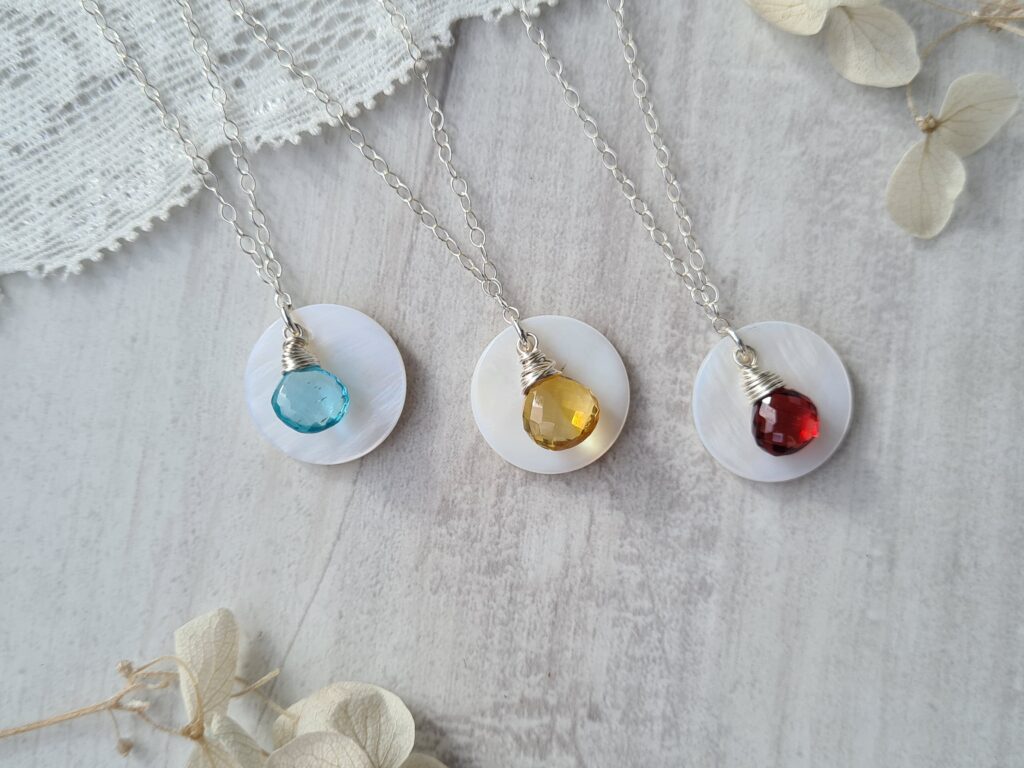 Gemmissime | Collier fait-main avec pendentif en pierres naturelles | Ras de cou Coquille grenat apatite et citrine