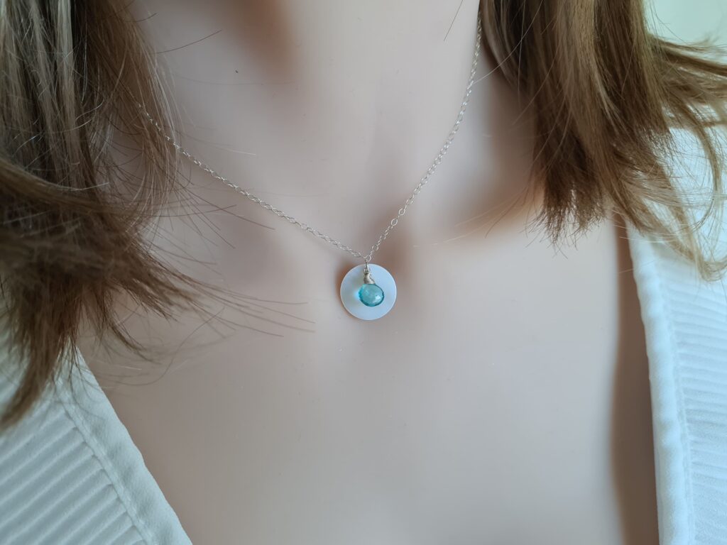 Gemmissime | Collier coquille fait main avec pendentif en pierres naturelles | Ras de cou Coquille Apatite bleue