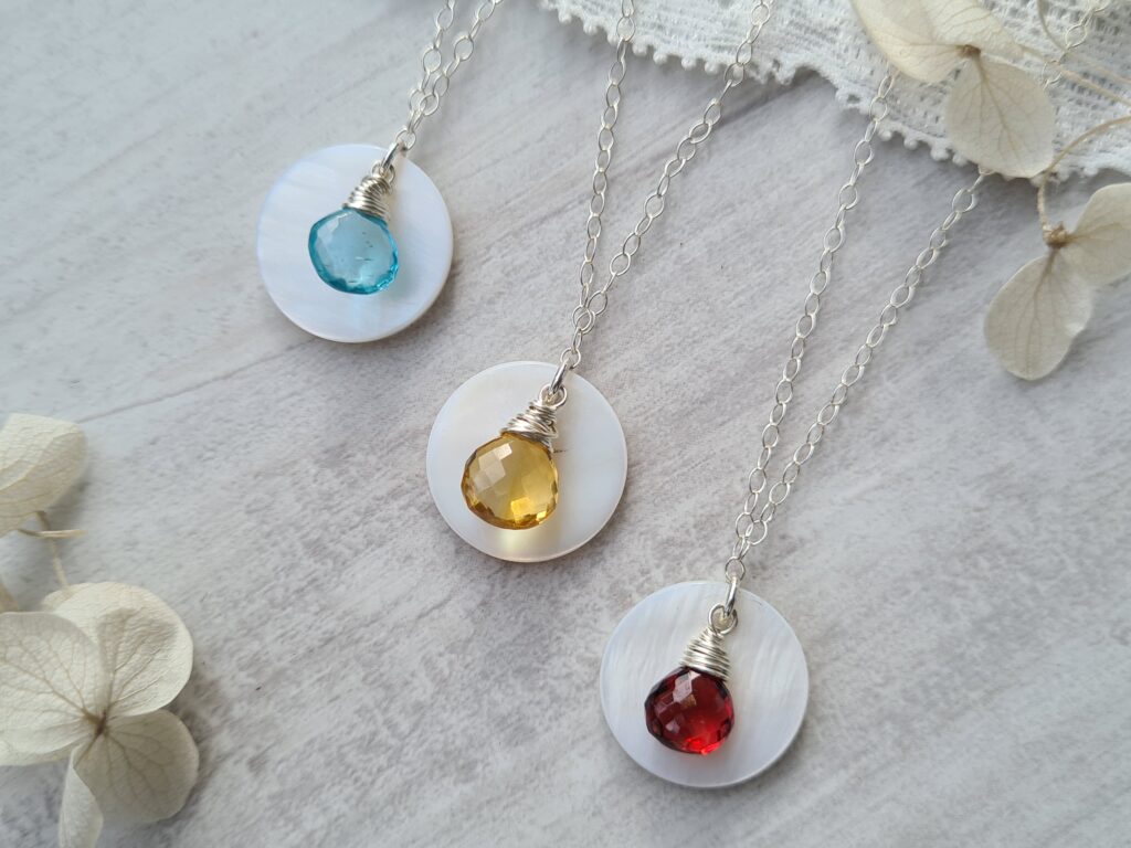 Gemmissime | Collier fait-main avec pendentif en pierres naturelles | Ras de cou Coquille grenat apatite et citrine