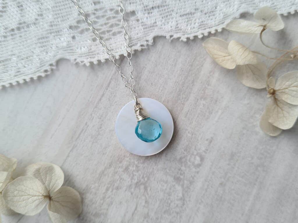 Gemmissime | Collier fait-main avec pendentif en pierres naturelles | Ras de cou Coquille Apatite bleue