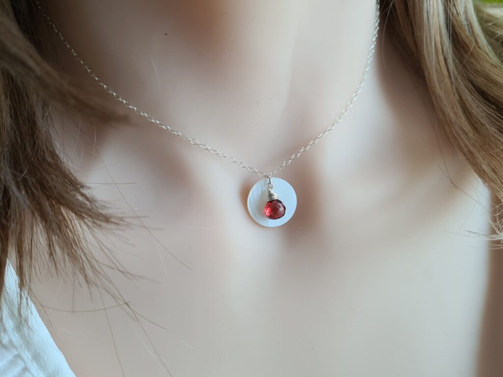 Gemmissime | Collier fait-main avec pendentif en pierres naturelles | Ras de cou Coquille Grenat