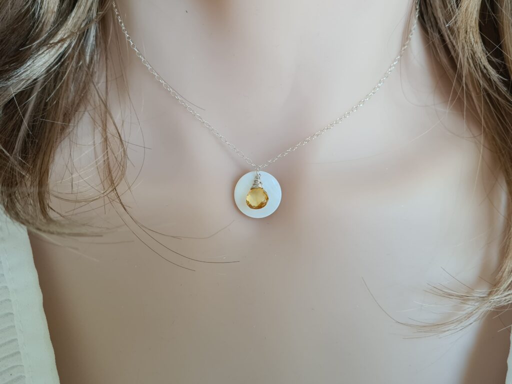 Gemmissime | Collier fait-main avec pendentif en pierres naturelles | Ras de cou Coquille Citrine