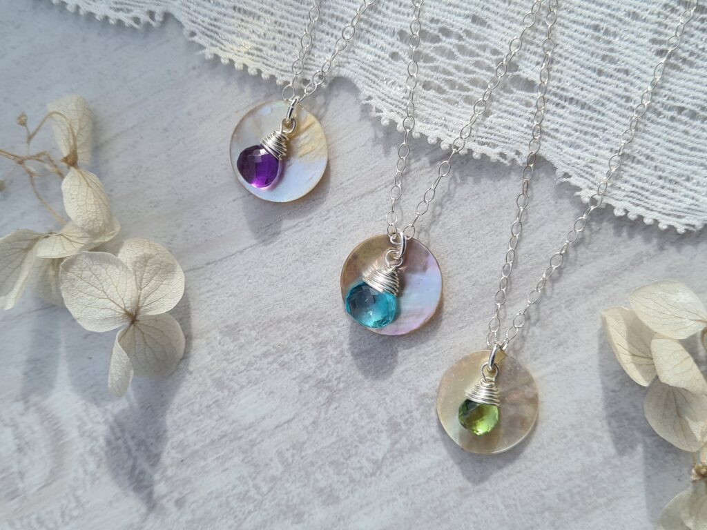 Gemmissime | Collier fait-main avec pendentif en pierres naturelles | Ras de cou Nacre améthyste apatite et péridot