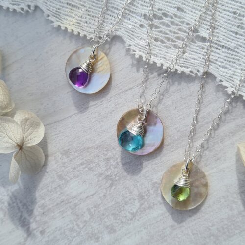 Gemmissime | Collier fait-main avec pendentif en pierres naturelles | Ras de cou Nacre améthyste apatite et péridot