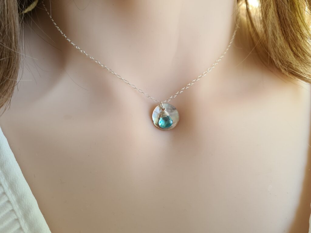 Gemmissime | Collier fait-main avec pendentif en pierres naturelles | Ras de cou Nacre Apatite bleue