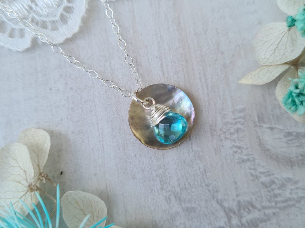 Gemmissime | Collier fait-main avec pendentif en pierres naturelles | Ras de cou Nacre Apatite bleue