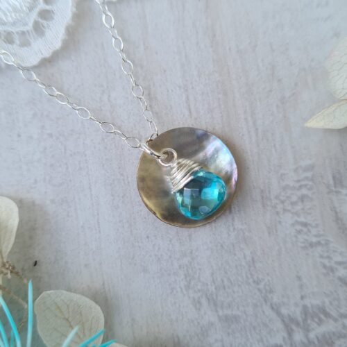 Gemmissime | Collier fait-main avec pendentif en pierres naturelles | Ras de cou Nacre Apatite bleue