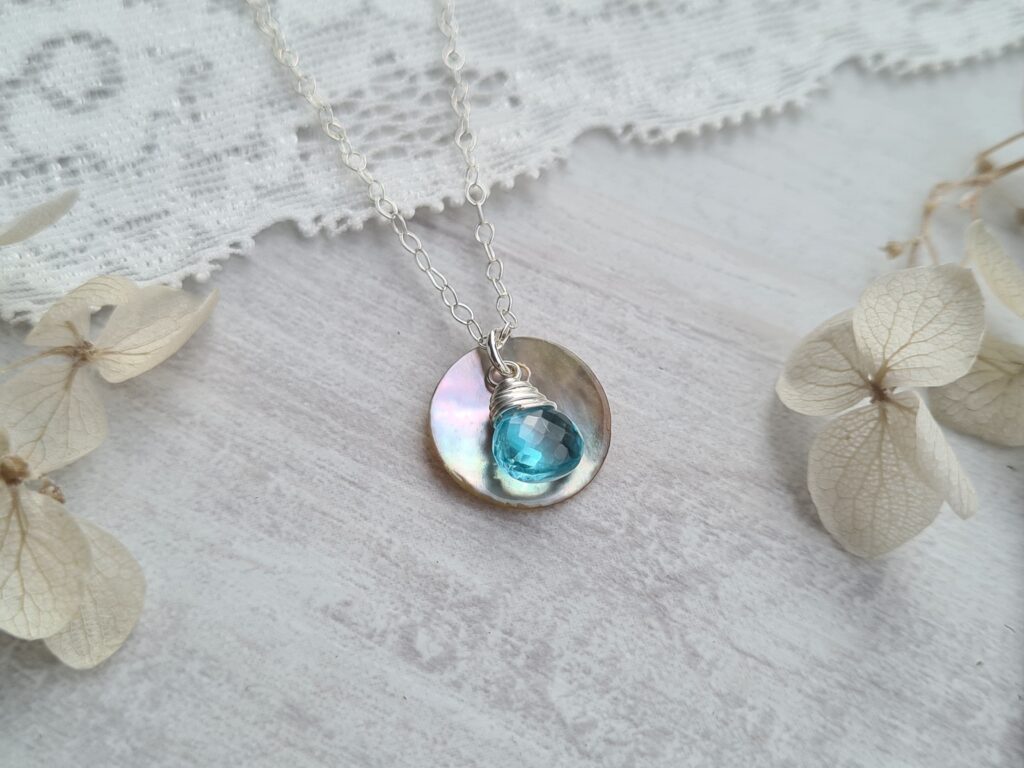 Gemmissime | Collier Nacre fait main avec pendentif en pierres naturelles | Ras de cou Nacre Apatite bleue