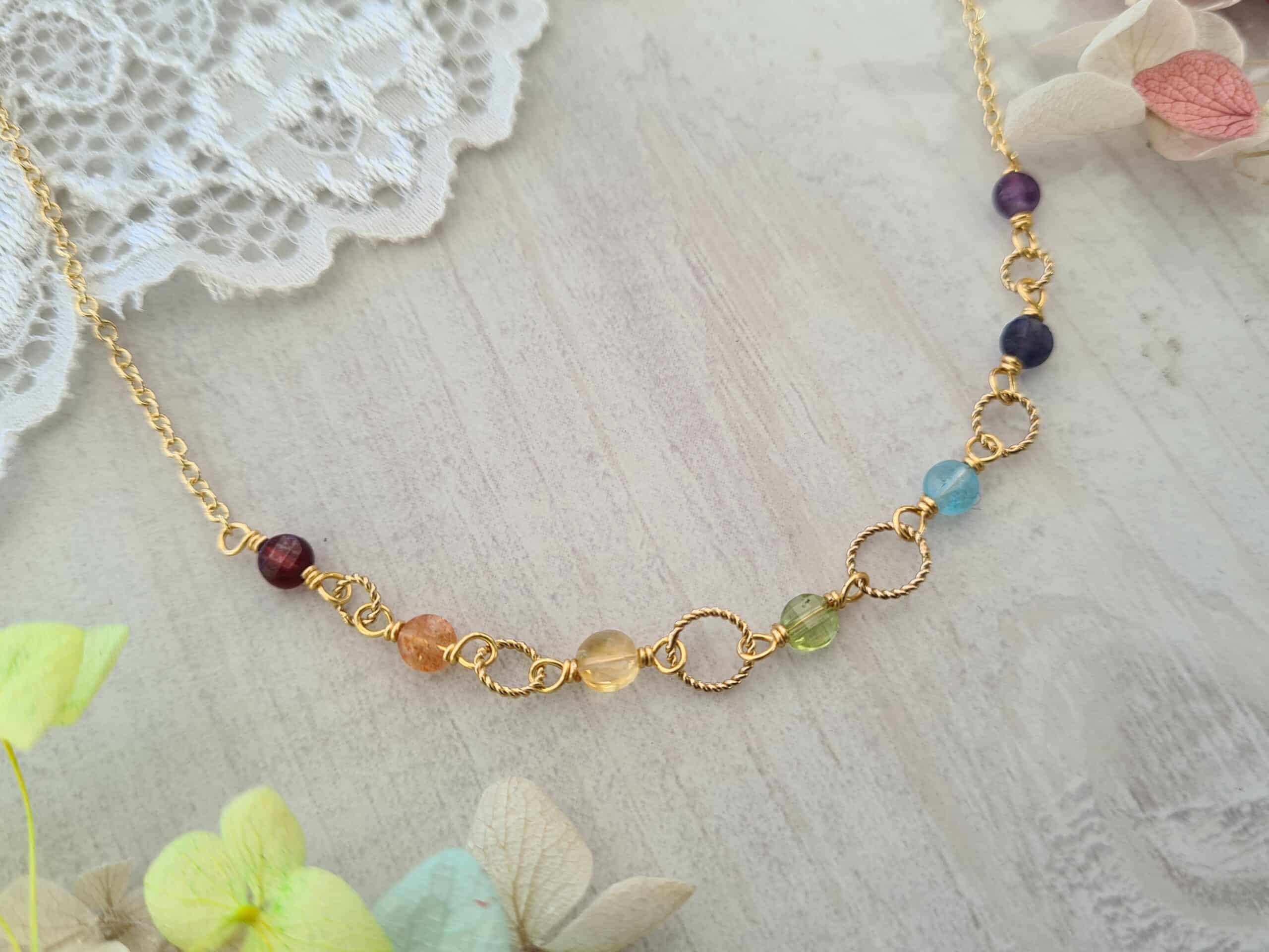 Collier multicolore 7 Chakras ras de cou minimaliste doré-A (2) Gemmissime | Collier ras de cou fait main avec pendentif en pierres naturelles | 7 chakras