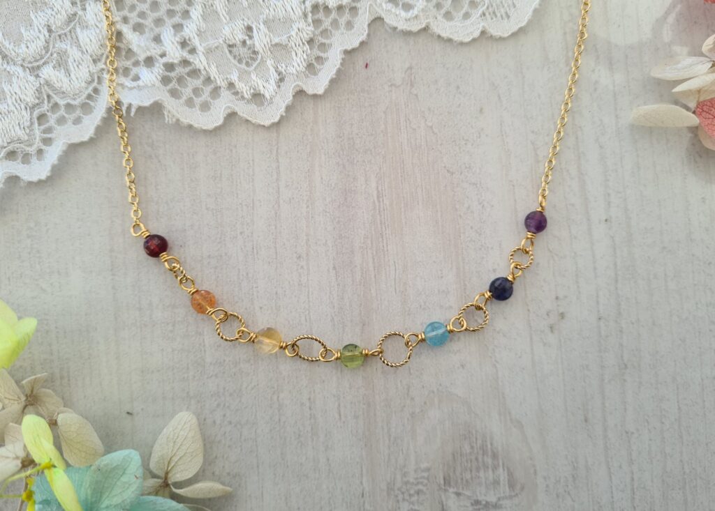 Gemmissime | Collier ras de cou fait-main avec pendentif en pierres naturelles | 7 chakras
