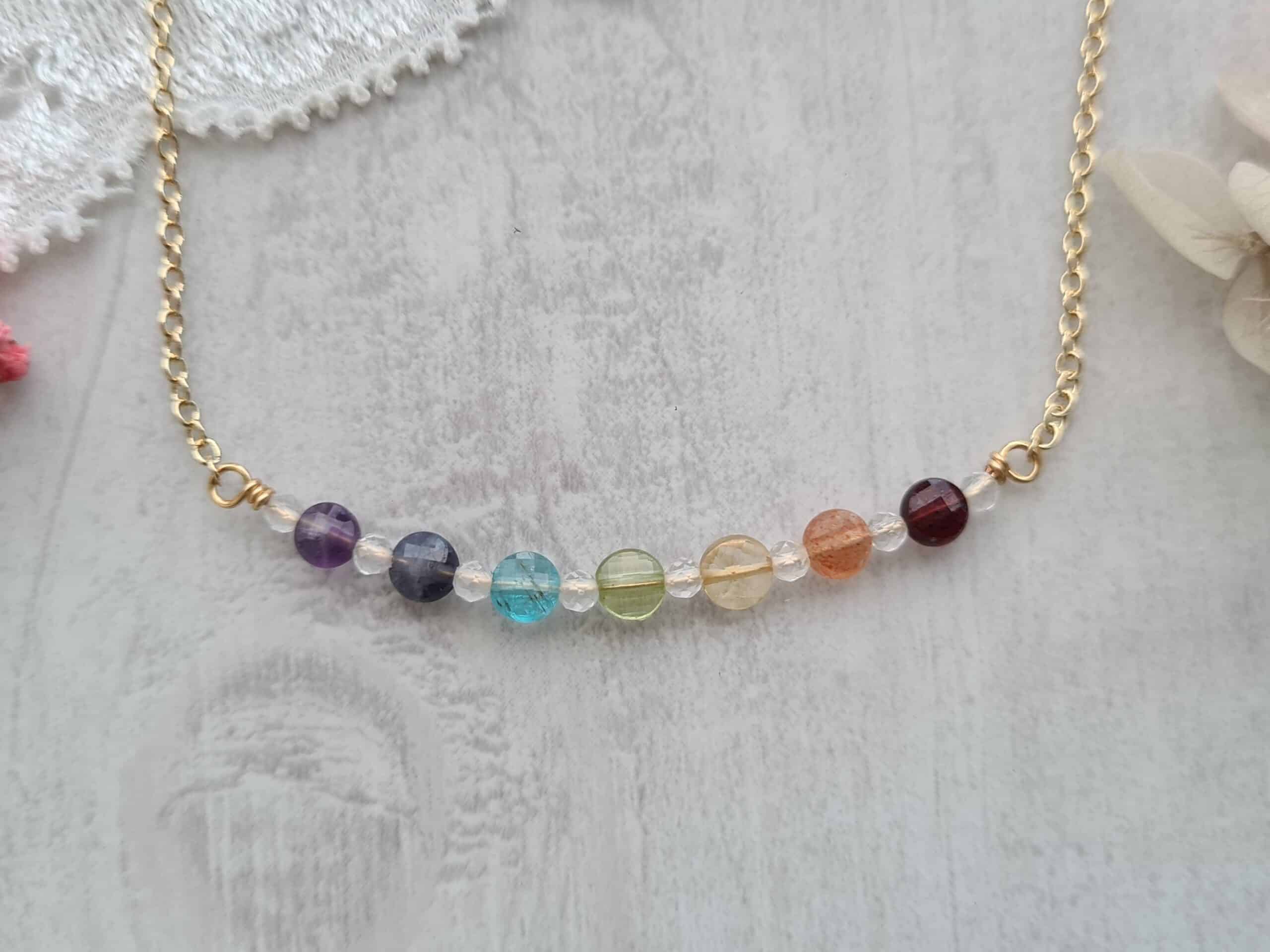 Collier multicolore 7 Chakras ras de cou minimaliste doré-B (6) Gemmissime | Collier ras de cou fait-main avec pendentif en pierres naturelles | 7 chakras