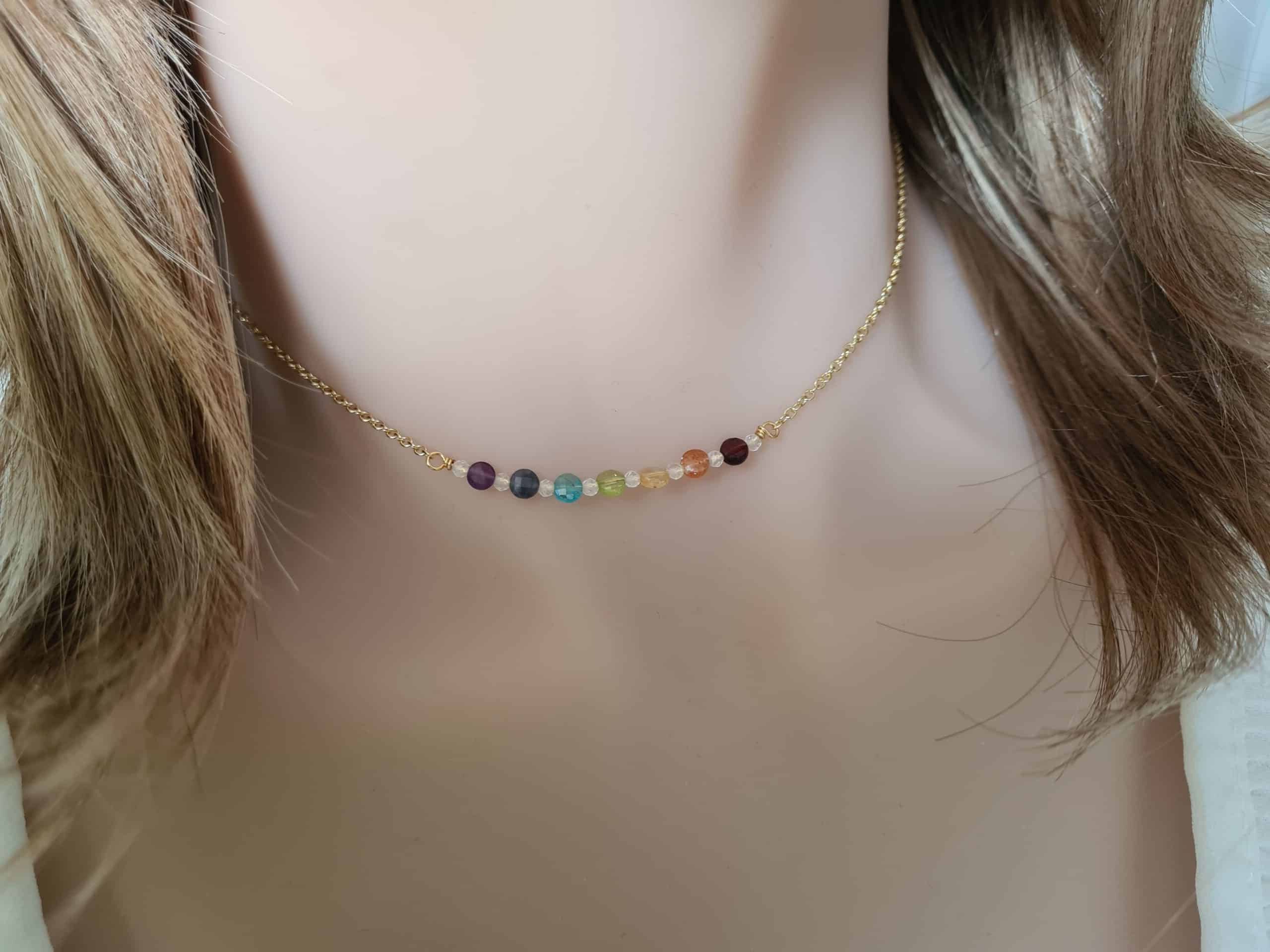 Collier multicolore 7 Chakras ras de cou minimaliste doré-B (9) Gemmissime | Collier ras de cou fait main avec pendentif en pierres naturelles | 7 chakras