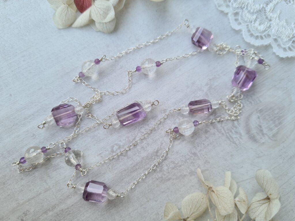 Gemmissime | Sautoir fait main en pierres naturelles | Collier Améthyste du Brésil et Cristal de roche