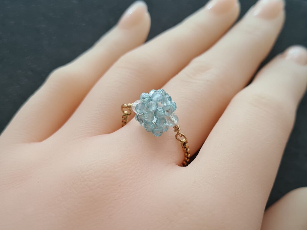 Gemmissime | Bague acier doré ajustable fait main en pierre naturelle | Boule d'apatite bleu ciel