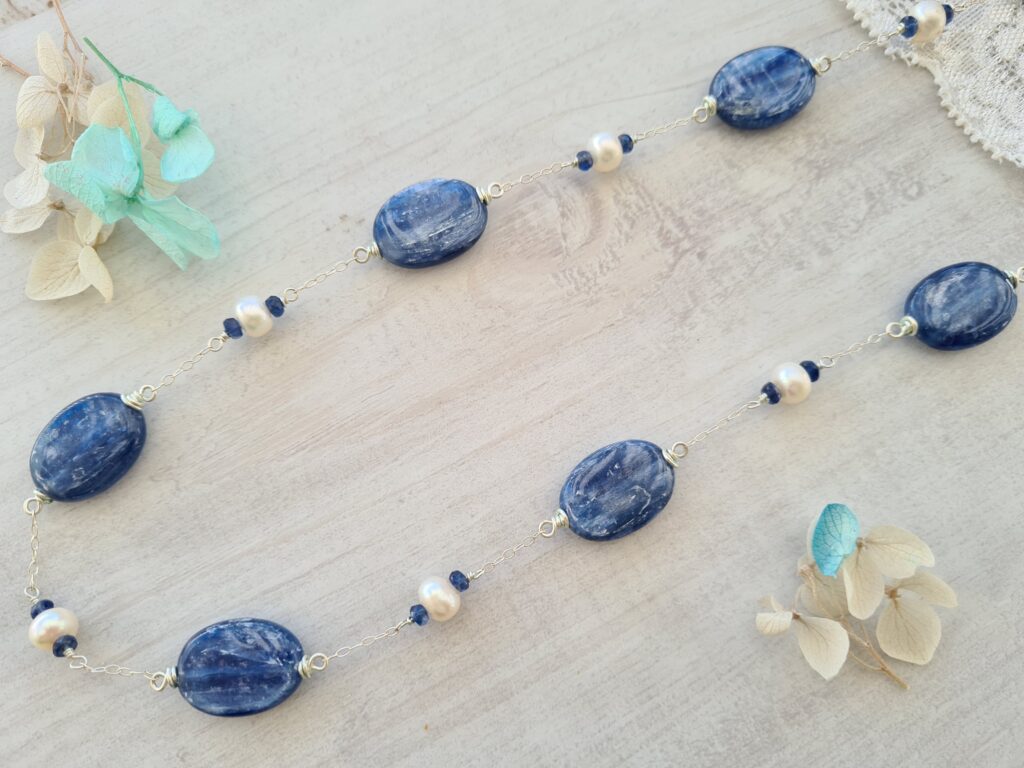 Gemmissime | Sautoir fait-main en pierres naturelles | Cyanite et Perles de culture