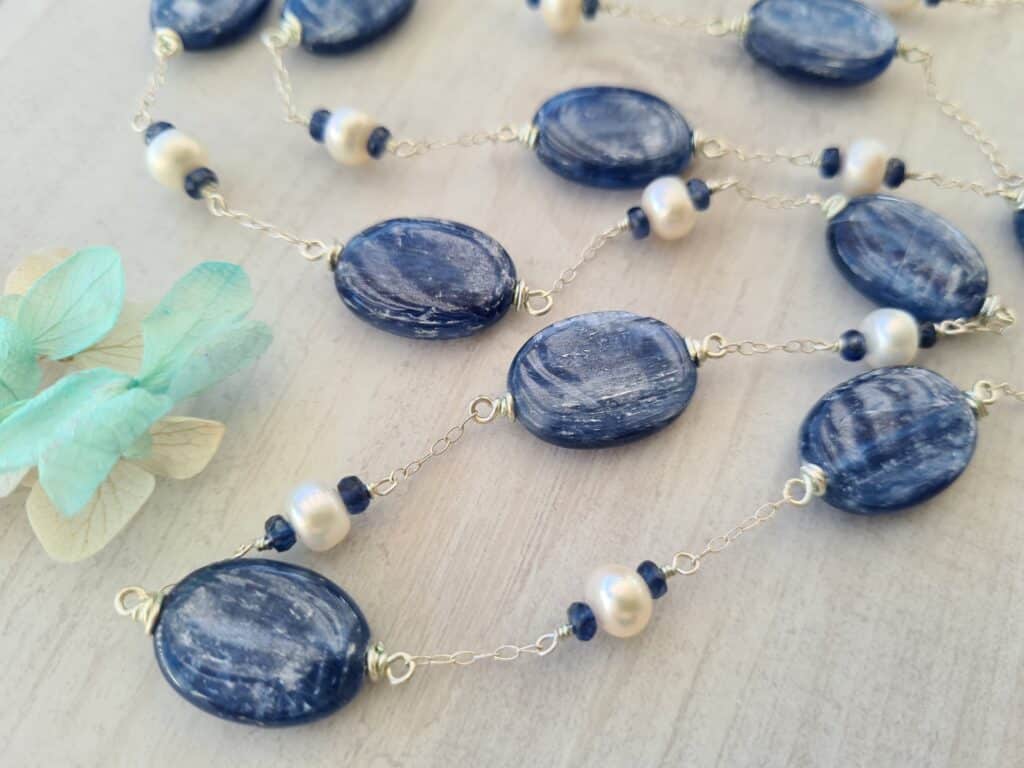 Gemmissime | Sautoir fait-main en pierres naturelles | Cyanite et Perles de culture