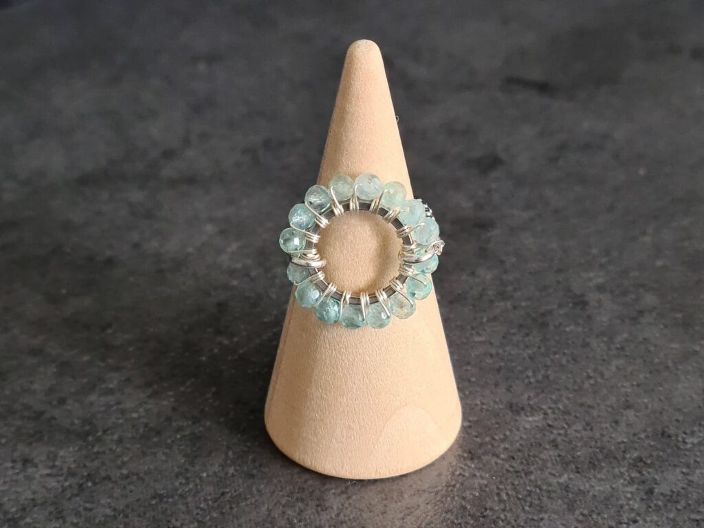 Gemmissime | Bague acier inoxydable Apatite ajustable fait main en pierres naturelles | Ronde de Gemmes | Bleu pastel