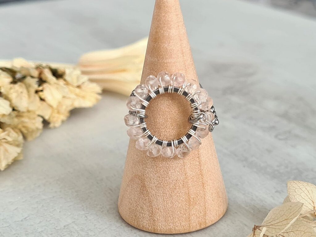 Gemmissime | Bague acier inoxydable Apatite ajustable fait main en pierres naturelles Quartz Rose | Ronde de Gemmes | Rose pastel