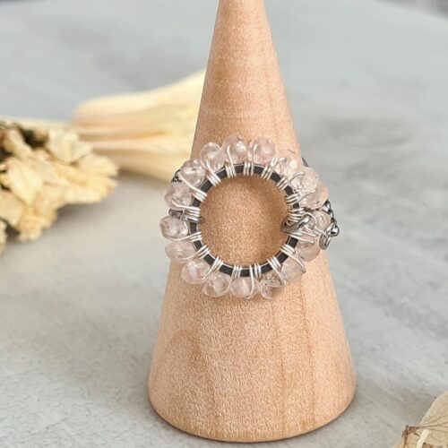 Gemmissime | Bague acier inoxydable Apatite ajustable fait main en pierres naturelles Quartz Rose | Ronde de Gemmes | Rose pastel