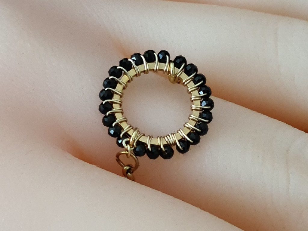 Gemmissime | Bague Noir et Or ajustable fait main en pierres naturelles | Ronde de Gemmes | Tourmaline Spinelle Noir