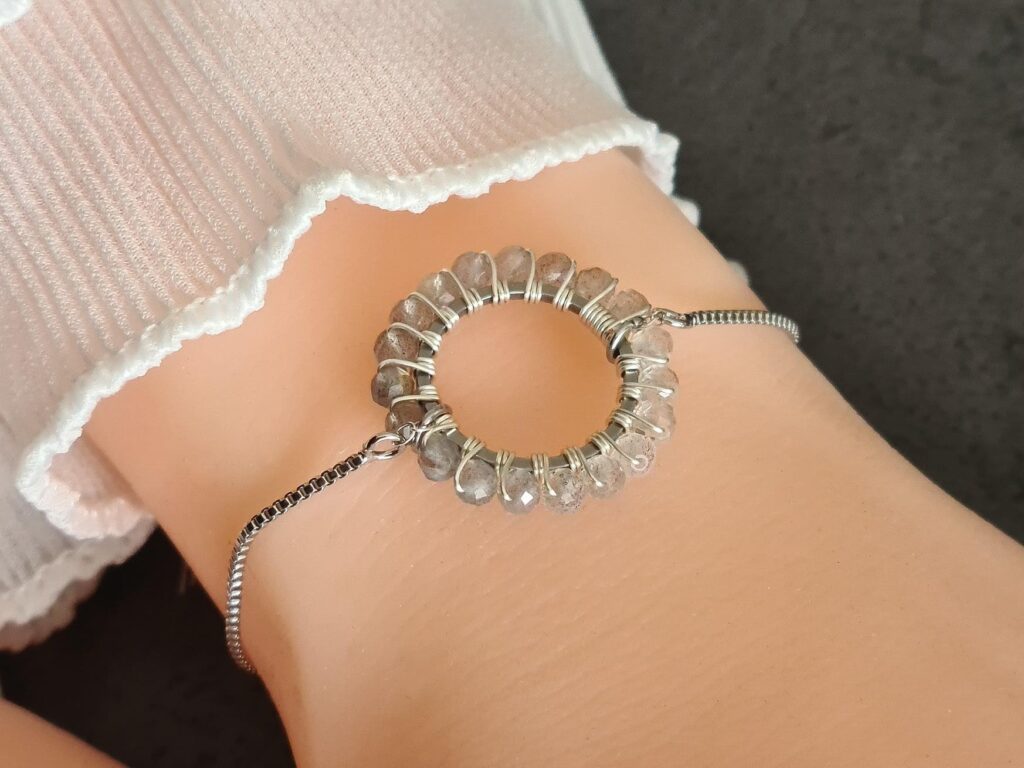 Gemmissime | Bracelet Labradorite ajustable fait main en pierres naturelles | Ronde de Gemmes | Gris pastel