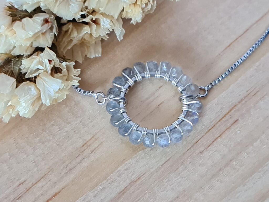 Gemmissime | Bracelet Labradorite ajustable fait main en pierres naturelles | Ronde de Gemmes | Gris pastel