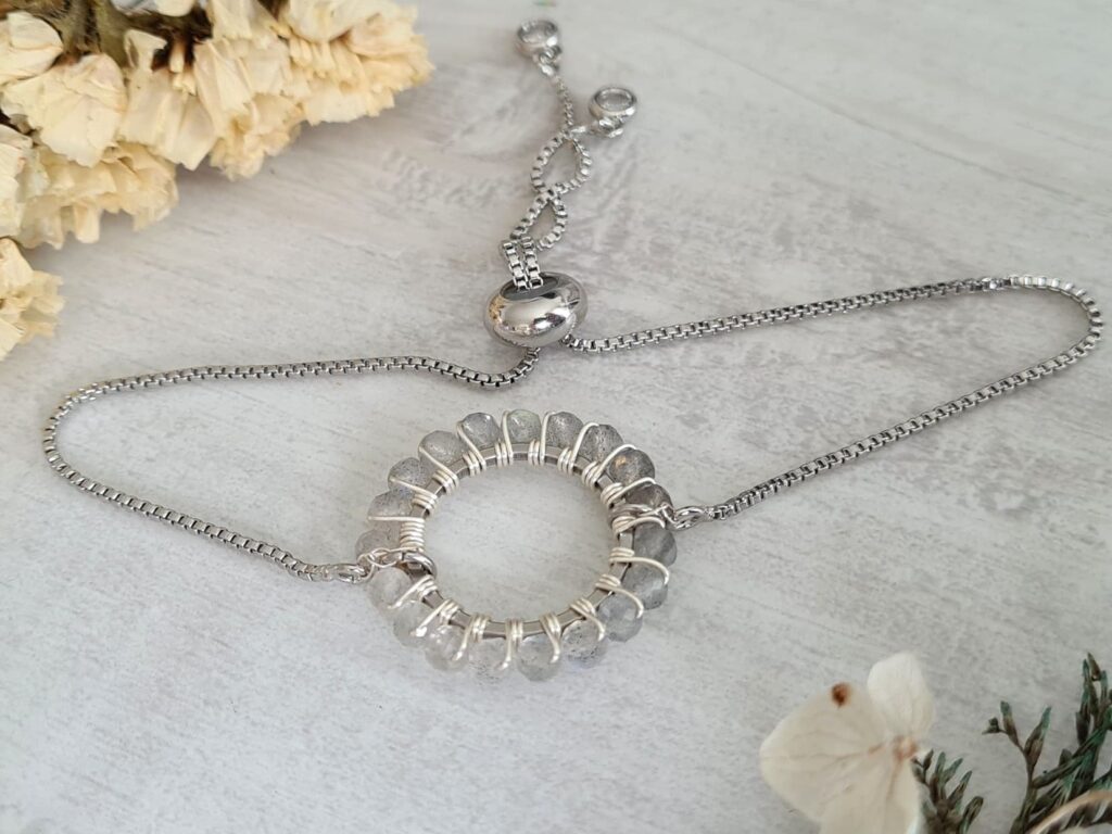Gemmissime | Bracelet Labradorite ajustable fait main en pierres naturelles | Ronde de Gemmes | Gris pastel