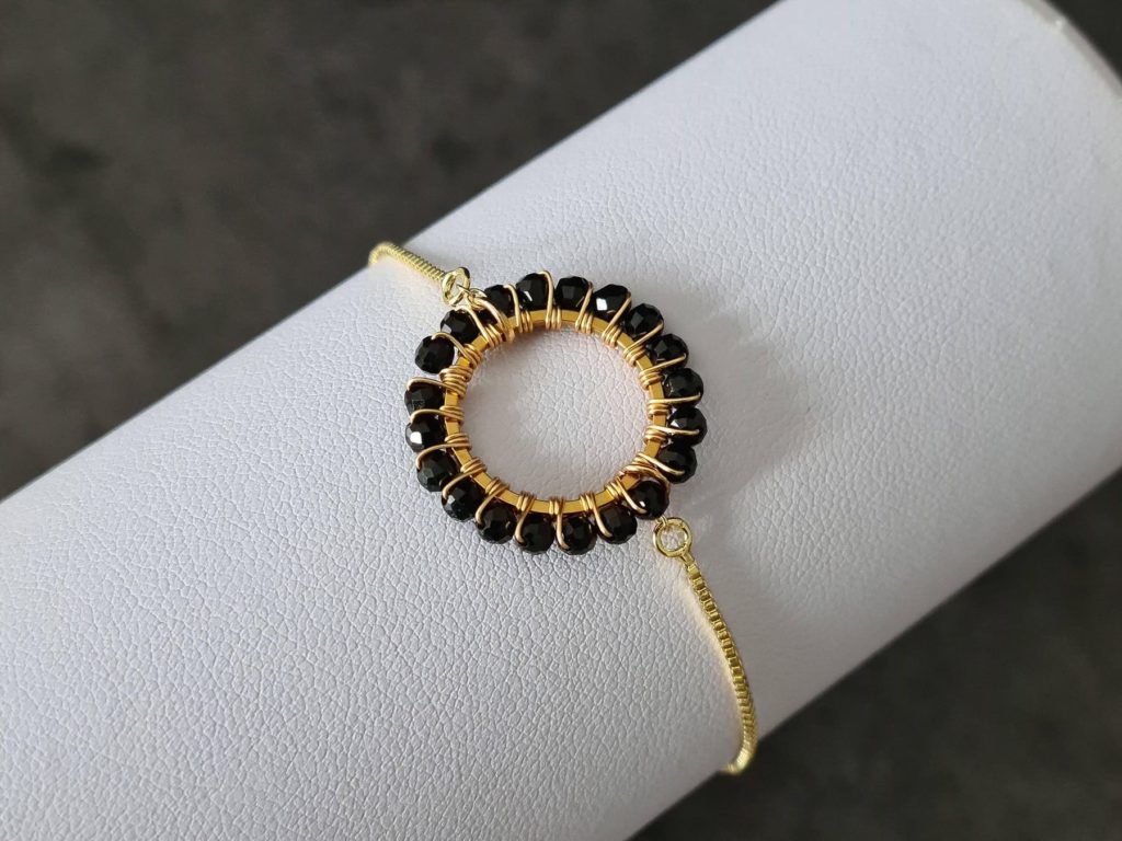 Bracelet ajustable rond spinelle noir dore 4