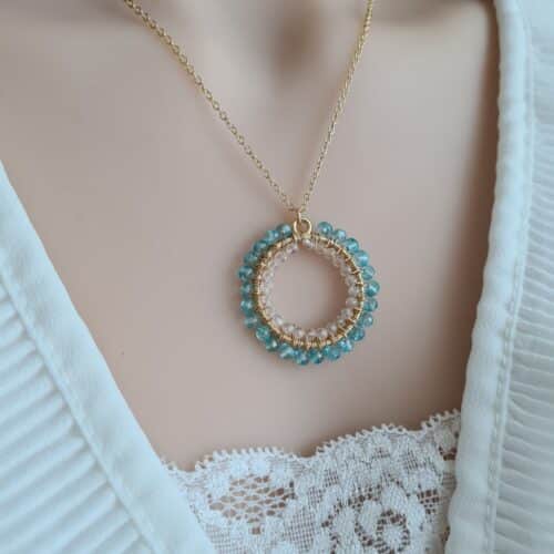 Collier avec Pendentif Rond Apatite bleue Gemmissime | Collier fait-main avec pendentif en pierres naturelles | Apatite bleu ciel et Topaze blanche