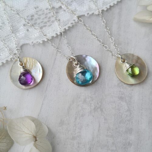 Gemmissime | Collier fait main avec pendentif en pierres naturelles | Ras de cou Nacre améthyste apatite et péridot